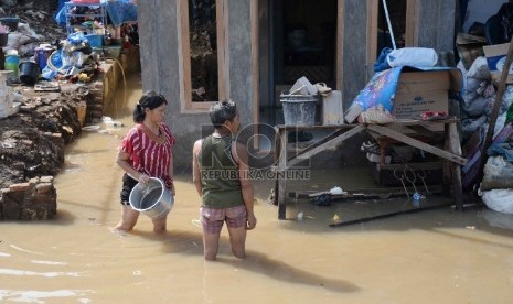  Warga beraktivitas saat air menggenangi RT 03 RW 03 Kampung Pulo yang bermukim persis depan lokasi pengerjaan proyek normalisasi Ciliwung, Jakarta, Senin (9/11).   (Republika/Yasin Habibi)