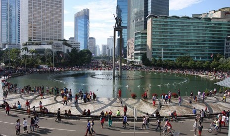 Warga beraktivitas saat Car Free Day (CFD) di kawasan Bundaran HI, Jakarta, Minggu (3/1).