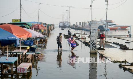 Warga beraktivitas saat terjadinya banjir rob di Pelabuhan Kali Adem, Muara Angke, Jakarta. (ilustrasi)