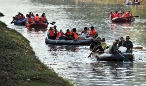 Warga beramai-ramai menjaring sampah dari Kali Ciliwung. (ilustrasi)