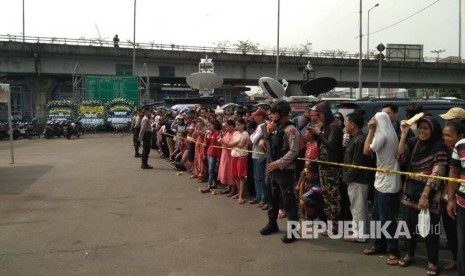 Warga berbaris menyambut kehadiran Jokowi di Terminal Kampung Melayu Jakarta Timur, Kamis (25/5).