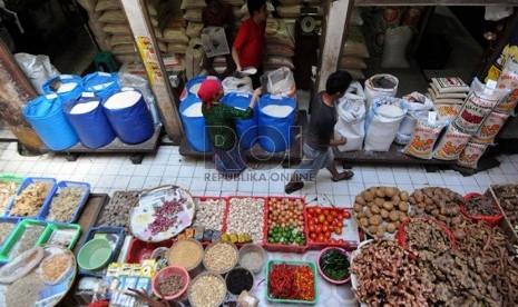 Warga berbelanja bahan-bahan kebutuhan pokok di Pasar PSPT Tebet