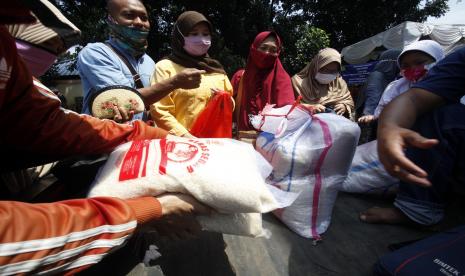 Warga berbelanja bahan pokok pada operasi pasar murah di Pakansari, Cibinong, Kabupaten Bogor, Jawa Barat, Sabtu (10/4/2021). Pasar murah yang digelar atas kerja sama Badan Ketahanan Pangan Kementerian Pertanian dan Dinas Ketahanan Pangan Kabupaten Bogor tersebut bertujuan untuk membantu masyarakat mendapatkan produk dengan harga lebih murah jelang Ramadhan.