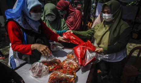 Warga berbelanja cabai rawit merah pada operasi pasar murah di Pakansari, Cibinong, Kabupaten Bogor, Jawa Barat, Sabtu (10/4/2021). Pasar murah yang digelar atas kerja sama Badan Ketahanan Pangan Kementerian Pertanian dan Dinas Ketahanan Pangan Kabupaten Bogor tersebut bertujuan untuk membantu masyarakat mendapatkan produk dengan harga lebih murah jelang Ramadhan.