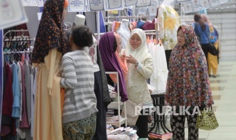 Warga berbelanja di area Bazar Ramadhan di halaman Masjid Sunda Kelapa, Selasa (6/6).