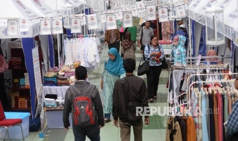 Warga berbelanja di area Bazar Ramadhan di halaman Masjid Sunda Kelapa, Selasa (6/6). 