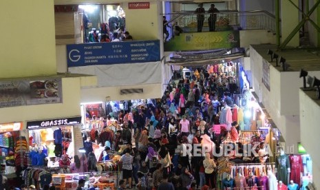 Warga berbelanja di Pasar Tanah Abang, Jakarta, Ahad (30/4).