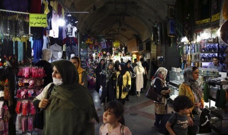 Warga berbelanja di pasar tradisional di selatan Teheran, Iran, Rabu (8/5).