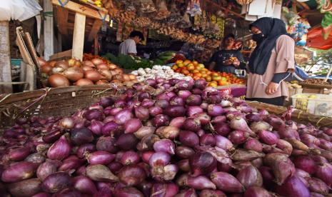 Warga berbelanja sayuran di pasar tradisional (ilustrasi). Badan Pusat Statistik (BPS) menyampaikan laju pertumbuhan ekonomi nasional sepanjang kuartal II 2022 mencapai 5,44 persen. Konsumsi rumah tangga menjadi penyumbang utama pertumbuhan ekonomi dari sisi pengeluaran.