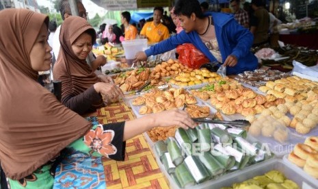 Warga berburu aneka makanan pembuka puasa.