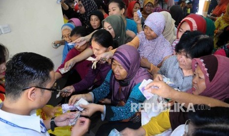 Warga berdesak desakan membeli minyak goreng saat pembukaan Toko Tani Indonesia (TTI) di kawasan Pasar Minggu, Jakarta, Rabu (15/6).  (Republika/ Agung Supriyanto)