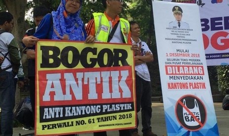 Warga berdiri di antara ajakan untuk mengurangi sampah plastik