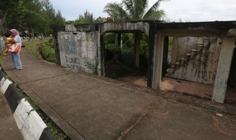 Warga berdiri di dekat rumah yang rusak parah sisa bencana gelombang gempa dan tsunami 26 Desember 2004 di Ulee Lheu, Banda Aceh, Kamis (4/12).