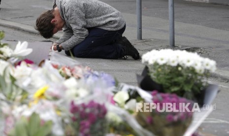 Warga berdoa untuk para korban penembakan di dekat Masjid Linwood di Christchurch, Selandia Baru, Selasa (19 /3/ 2019). 