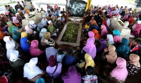 Warga berdoa di makam Bung Karno.