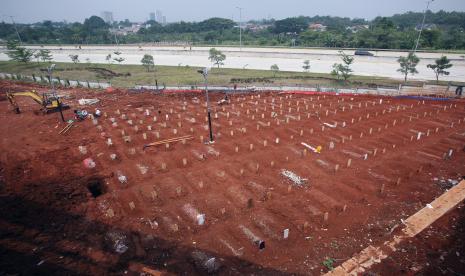 Warga berdoa di makam keluarga yang meninggal karena COVID-19 