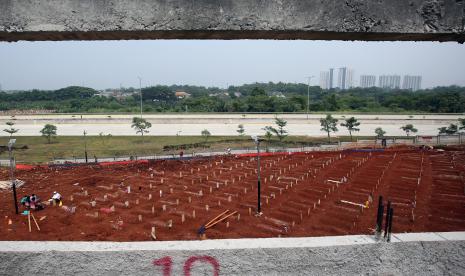 Warga berdoa di makam keluarga yang meninggal karena COVID-19 di TPU khusus COVID-19, Jombang, Tangerang Selatan, Banten. (ilustrasi)