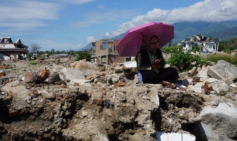 Warga berdoa di tempat hilangnya anggota keluarga mereka di lokasi bekas terdampak likuefaksi di Kelurahan Balaroa, Palu, Sulawesi Tengah, Rabu (5/6/2019).