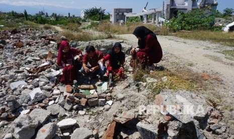 Warga berdoa di tempat hilangnya anggota keluarga mereka di lokasi bekas bencana gempa dan likuefaksi di Perumnas Balaroa, Palu, Sulawesi Tengah (ilustrasi)