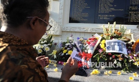 Warga berdoa saat peringatan 17 tahun tragedi bom Bali di Monumen Bom Bali, Legian, Kuta, Bali, Sabtu (12/10/2019).