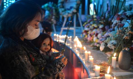 Kerabat korban bom Bali 2002 berkabung di depan Tugu Peringatan Bom Bali pada peringatan 19 tahun serangan, di Kuta, Bali. Penelitian menyimpulkan perlu ada pelatihan moderasi beragama bagi guru agama