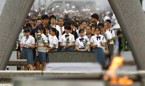 Warga berdoa untuk korban bom atom di Hiroshima Peace Memorial Park di Hiroshima, Jepang dalam upacara peringatan 74 tahun bom tersebut, Selasa (6/8). 