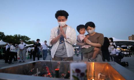 Warga berdoa untuk para korban bom atom Hiroshima dalam peringatan 76 tahun pengeboman, di Peace Memorial Park Hiroshima, 6 Agustus 2021.