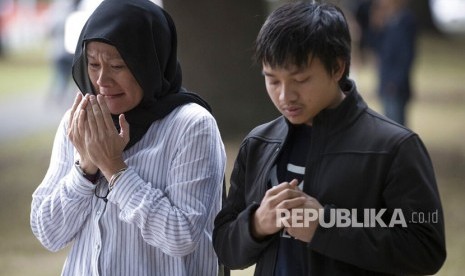 Warga berdoa untuk para korban penembakan di dekat Masjid Al Noor di Christchurch, Selandia Baru, Selasa (19 /3/ 2019).