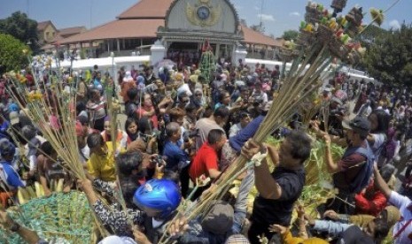 Warga berebut gunungan saat acara Grebeg Besar Keraton Yogyakarta di Masjid Gede Kauman, Yogyakarta. 