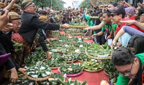 Warga berebut jenang pada acara Festival Jenang Solo 2017 di Ngarsopuro, Solo, Jawa Tengah, Jumat (17/2).