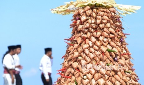  Warga berebut ketupat agung saat mengikuti Lebaran Topat atau Hari Raya Ketupat di kawasan Pantai Batu Bolong, Kec. Batu Layar, Lombok Barat, NTB, Rabu (13/7). (Republika/Yasin Habibi)