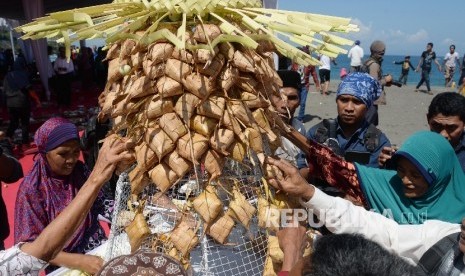  Warga berebut ketupat agung saat mengikuti Lebaran Topat atau Hari Raya Ketupat (ilustrasi)