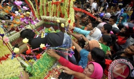 Warga berebutan telur maulid, salah satu tradisi dalam perayaan Maulid Nabi Muhammad SAW.