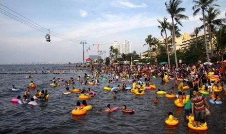   Warga berenang di pantai Ancol, Jakarta, Jumat (9/8). (Republika/Yasin Habibi) 