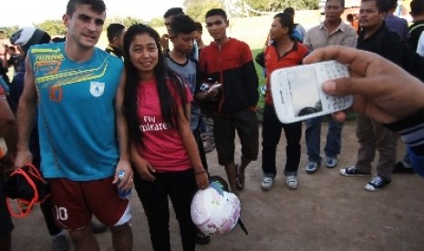 Warga berfoto bersama pemain Persipura Jayapura, Robertino Pugliara.