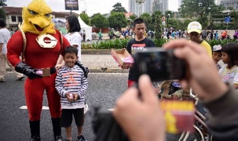 Warga berfoto dengan maskot partai Gerindra saat hari Bebas kendaraan bermotor di kawasan Bundaran HI, Jakarta, Ahad (9/3). 