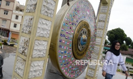 Warga berfoto di depan Gong Perdamaian Dunia (World Peace Gong) di Kota Ambon, Maluku, Rabu (8/2).