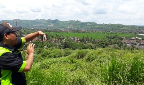 Warga berfoto di kawasan wisata unggulan baru Kota Sukabumi di Bukit Cigedud, Kelurahan Cikundul Kecamatan Lembursitu Kota Sukabumi Ahad (10/2). Kawasan wisata ini merupakan hasil swadaya masyarakat.