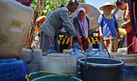 Warga bergantian mengisi air bantuan bencana kekeringan.