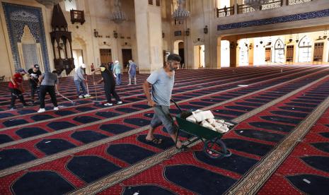 Warga bergotong royong membereskan masjid di Beirut, Lebanon, Rabu (5/8), pascaledakan. Ledakan yang mengguncang telah menewaskan lebih dari 100 orang dan meluluhlantakkan Kota Beirut.