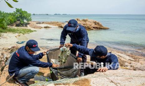 Warga bergotong royong membersihkan lingkungan area wisata kawasan Pantai Mak Dare, Nongsa, Batam, Kepulauan Riau, Sabtu (17/10/2020). Kementerian Pariwisata dan Ekonomi Kreatif menggelar gerakan Bersih, Indah, Sehat dan Aman (Bisa) yang bertujuan untuk mempersiapkan destinasi wisata yang memenuhi prinsip sanitasi dan higienitas agar lebih menarik dan mengikuti protokol kesehatan.