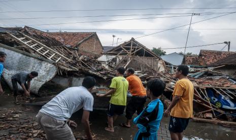 Warga bergotong royong membersihkan puing-puing rumah yang roboh di Kampung Sentral RT 03, RW 11, Kelurahan Rangkasbitung Barat, Kecamatan Rangkasbitung, Kabupaten Lebak, Provinsi Banten pada Ahad (30/1/2022) sekitar pukul 16.30 WIB.