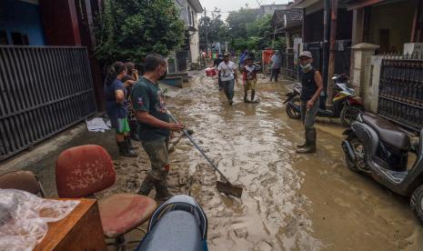 Warga bergotong royong membersihkan sisa lumpur banjir di Perumahan Villa Nusa Indah 2, Bojong Kulur, Kabupaten Bogor, Jawa Barat  (ilustrasi)