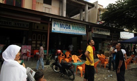 Warga berhamburan keluar rumah saat terjadi gempa.