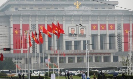 Warga berjalan dekat lokasi penyelenggaraan kongres partai pertama setelah 36 tahun di Pyongyang, Korea Utara, Jumat, 6 Mei 2016.