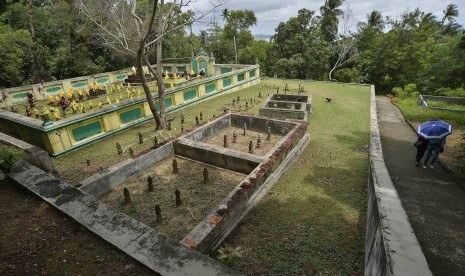 Warga berjalan di areal kompleks Makam Raja Abdurrahman di Pulau Penyengat, Kepulauan Riau, Rabu (24/2)