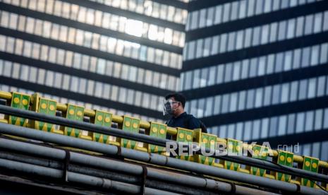 Warga berjalan di kawasan Dukuh Atas, Jakarta, Kamis (17/12/2020). Institute for Development of Economics and Finance (Indef) menilai peraturan baru OJK terkait perpanjangan stimulus dan program restrukturisasi industri keuangan dapat berpeluang mendorong pemulihan ekonomi pada tahun depan. 