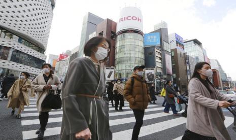 Warga berjalan di kawasan padat di Tokyo, Jepang. Jepang hadapi tantangan jumlah tenaga kerja yang menurun dan populasi yang beruban. Ilustrasi.