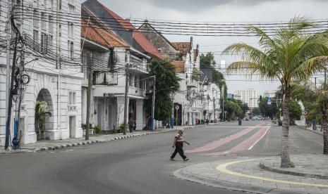 Warga berjalan di kawasan Kota Tua, Jakarta. Ilustrasi