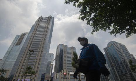 Warga berjalan di kawasan Sudirman Central Business District (SCBD), Jakarta, Senin (21/9/2020). 